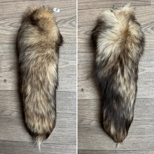 Crystal fox tail keychain (160)