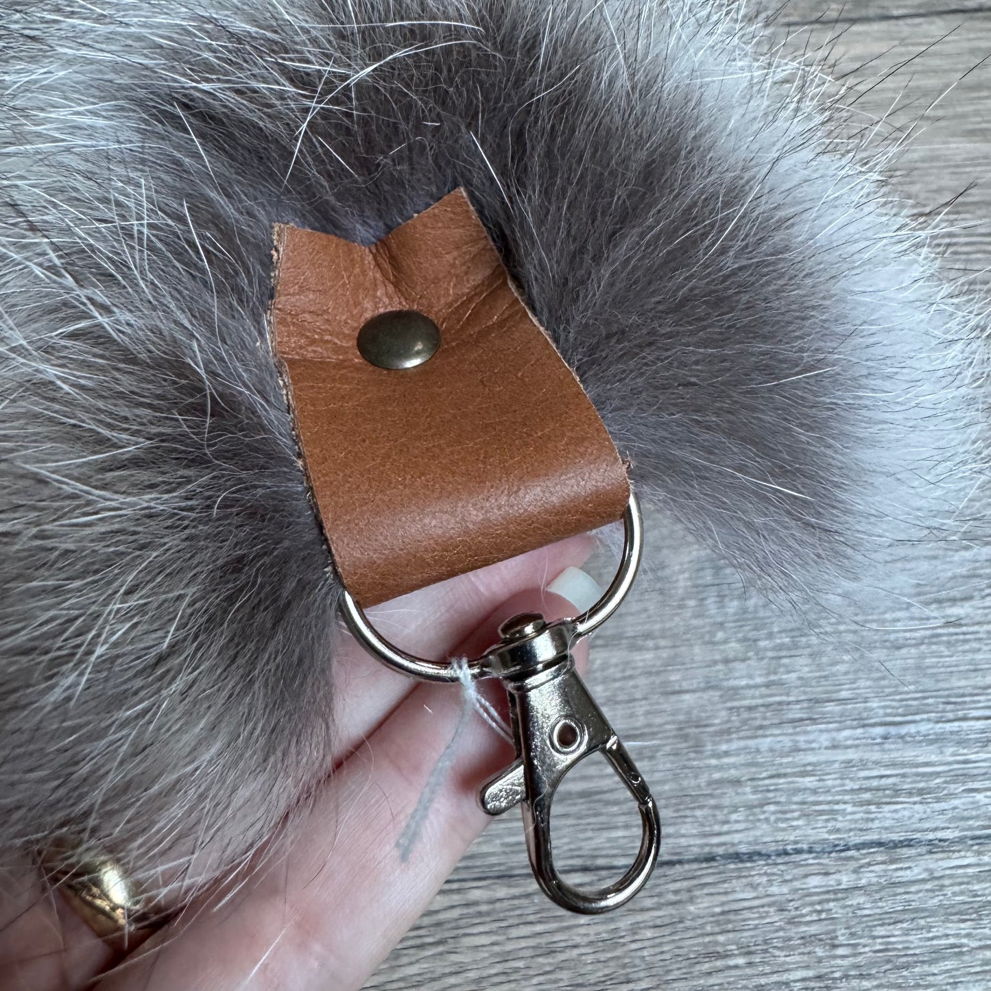 Fawn Light fox tail keychain (84)