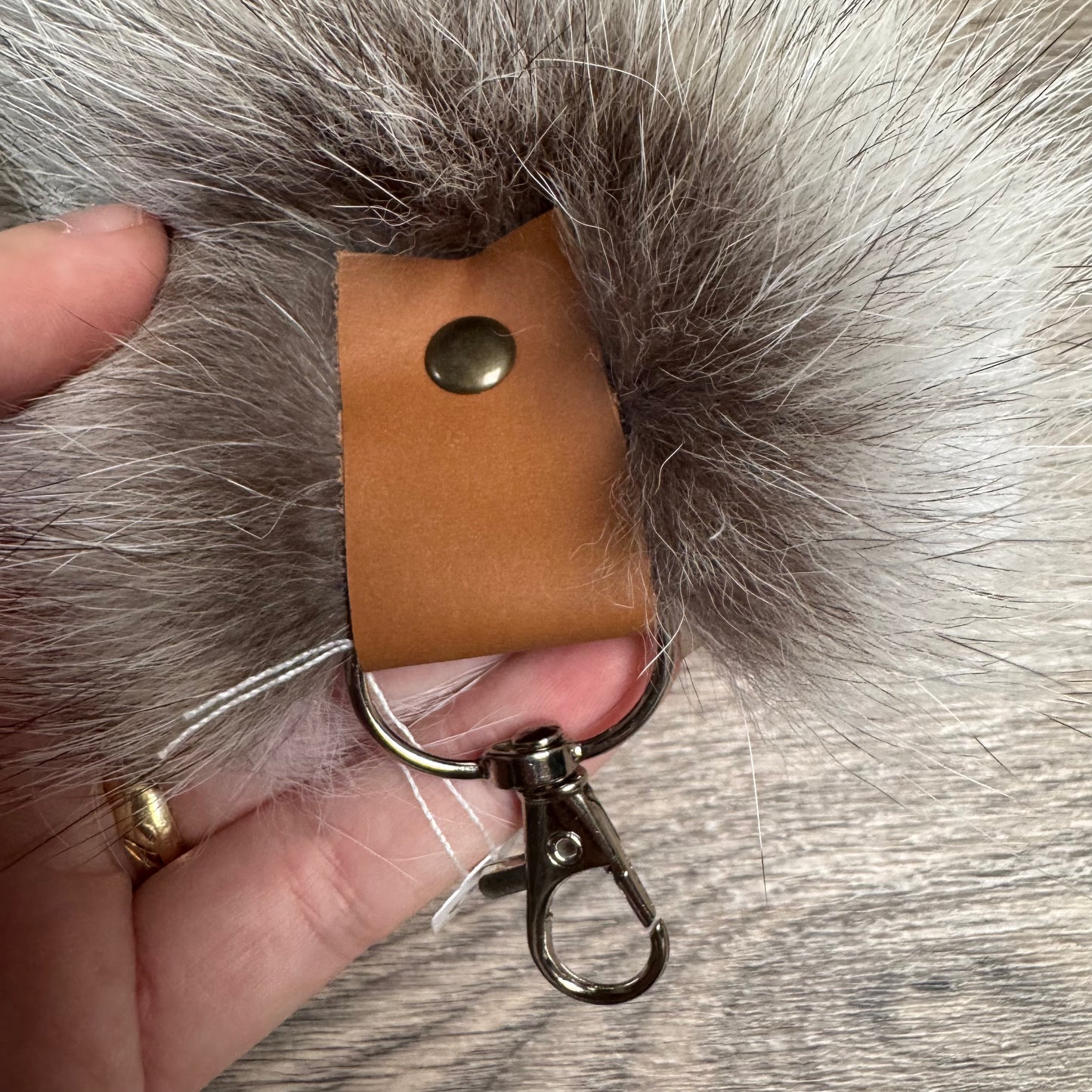 Fawn Light fox tail keychain (97)