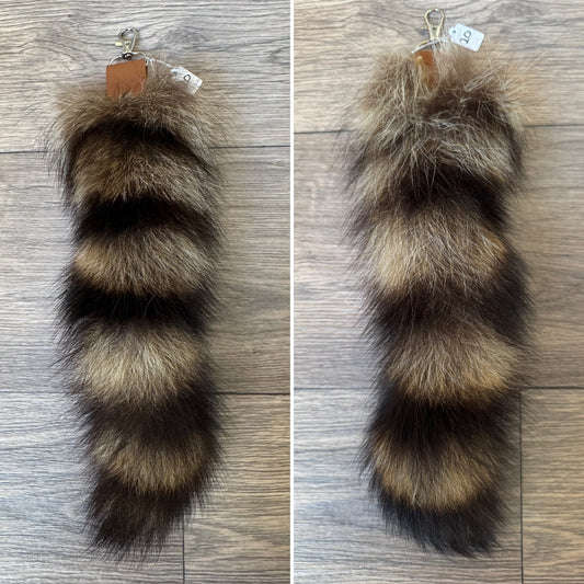 Raccoon tail keychain (20)